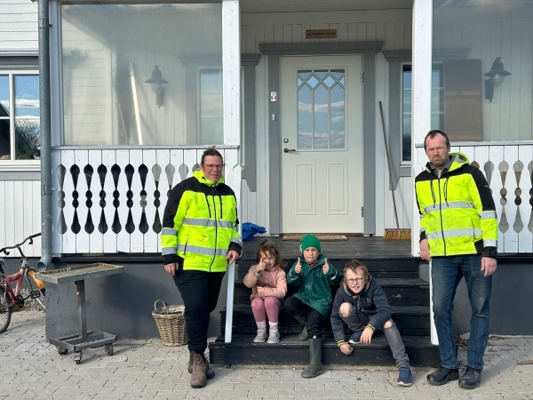 Familie Avezaat voor hun nieuwe huis in Zweden